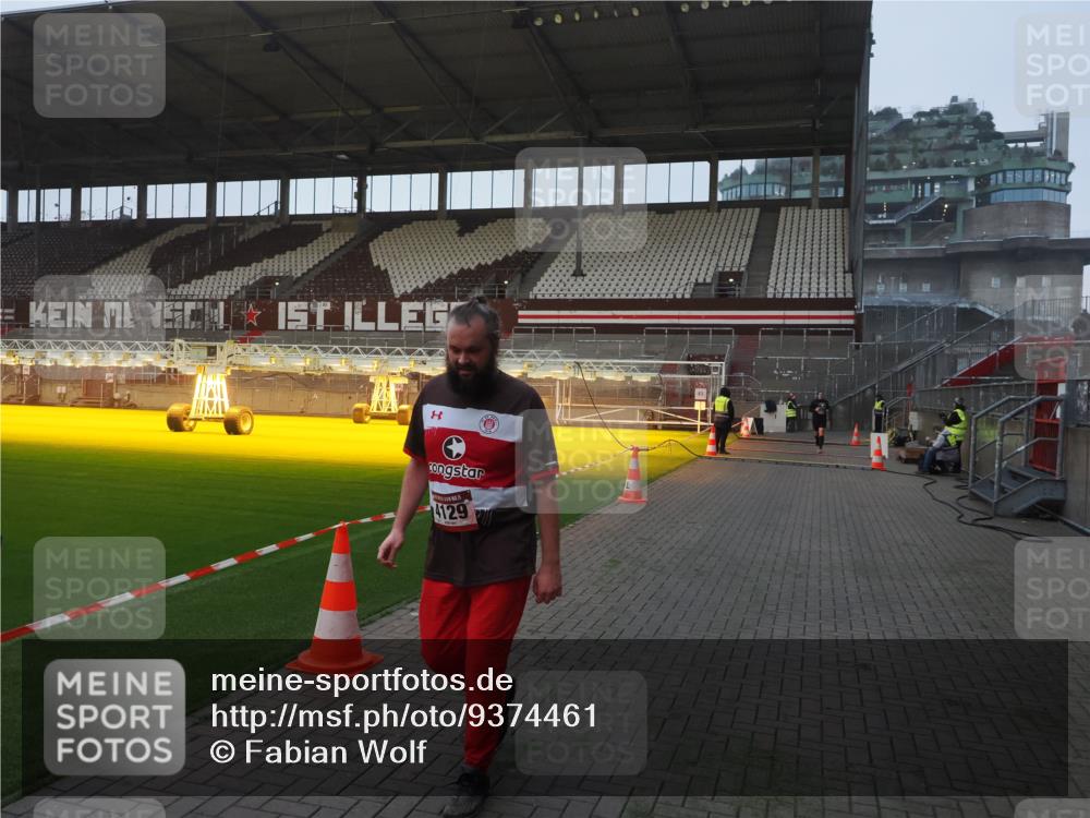 07.12.2025 - St. Pauli X-Mass-Run No. 15 Fabian Wolf http://msf.ph/oto/9374461 07.12.2025 10:00:16 Ziel 802, 1333, 1354, 1360, 1404, 2140, 2141, 3336, 4129 meine-sportfotos.de