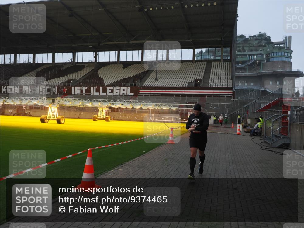 07.12.2025 - St. Pauli X-Mass-Run No. 15 Fabian Wolf http://msf.ph/oto/9374465 07.12.2025 10:00:23 Ziel 3336, 4129 meine-sportfotos.de