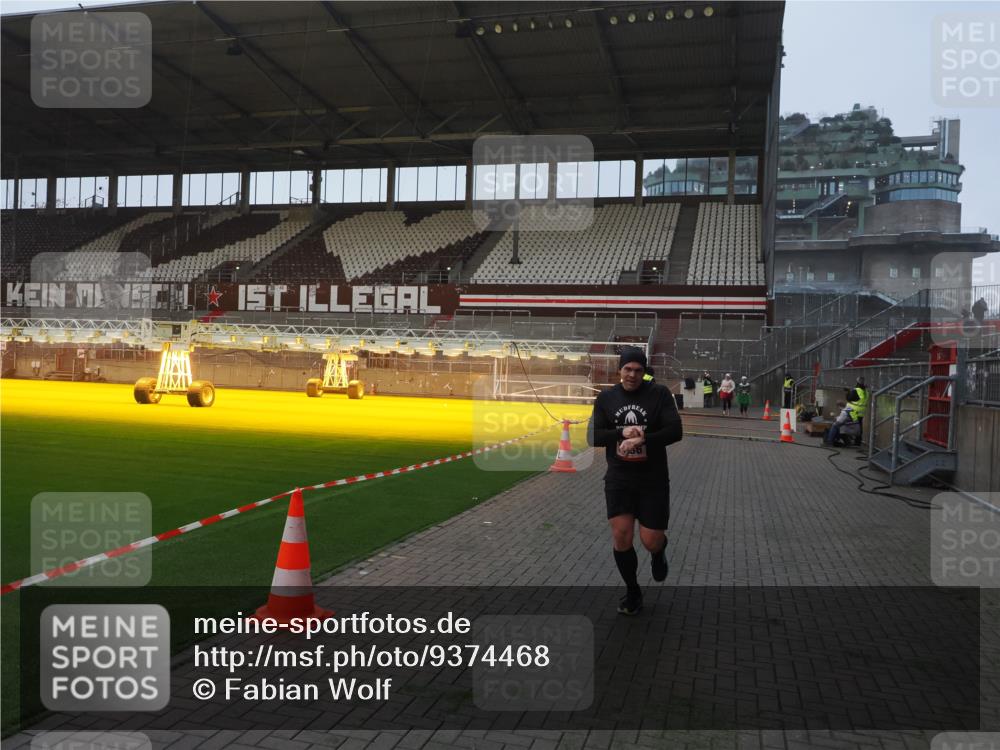 07.12.2025 - St. Pauli X-Mass-Run No. 15 Fabian Wolf http://msf.ph/oto/9374468 07.12.2025 10:00:23 Ziel 3336, 4129 meine-sportfotos.de