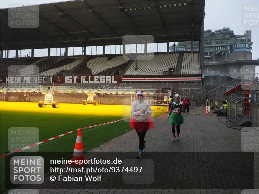 07.12.2025 - St. Pauli X-Mass-Run No. 15 Fabian Wolf http://msf.ph/oto/9374497 07.12.2025 10:00:33 Ziel 855, 1418, 1976, 2348, 3336 meine-sportfotos.de