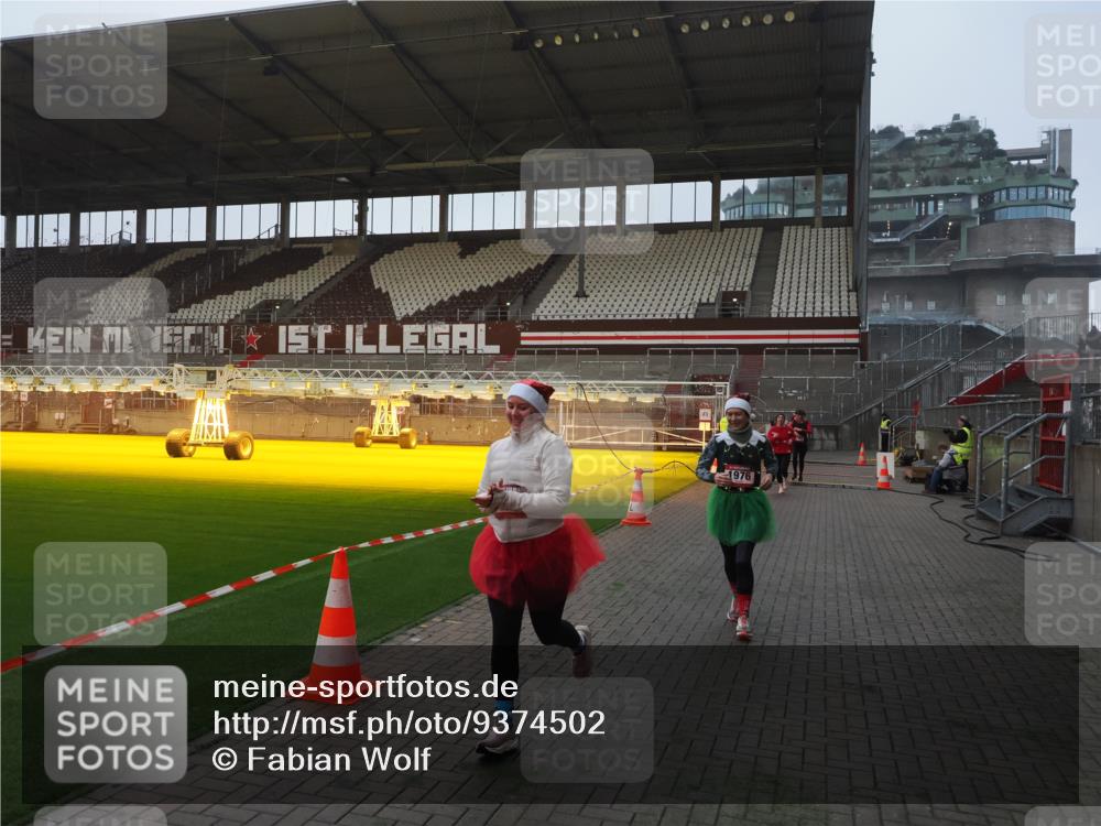 07.12.2025 - St. Pauli X-Mass-Run No. 15 Fabian Wolf http://msf.ph/oto/9374502 07.12.2025 10:00:33 Ziel 855, 1418, 1976, 2348, 3336 meine-sportfotos.de