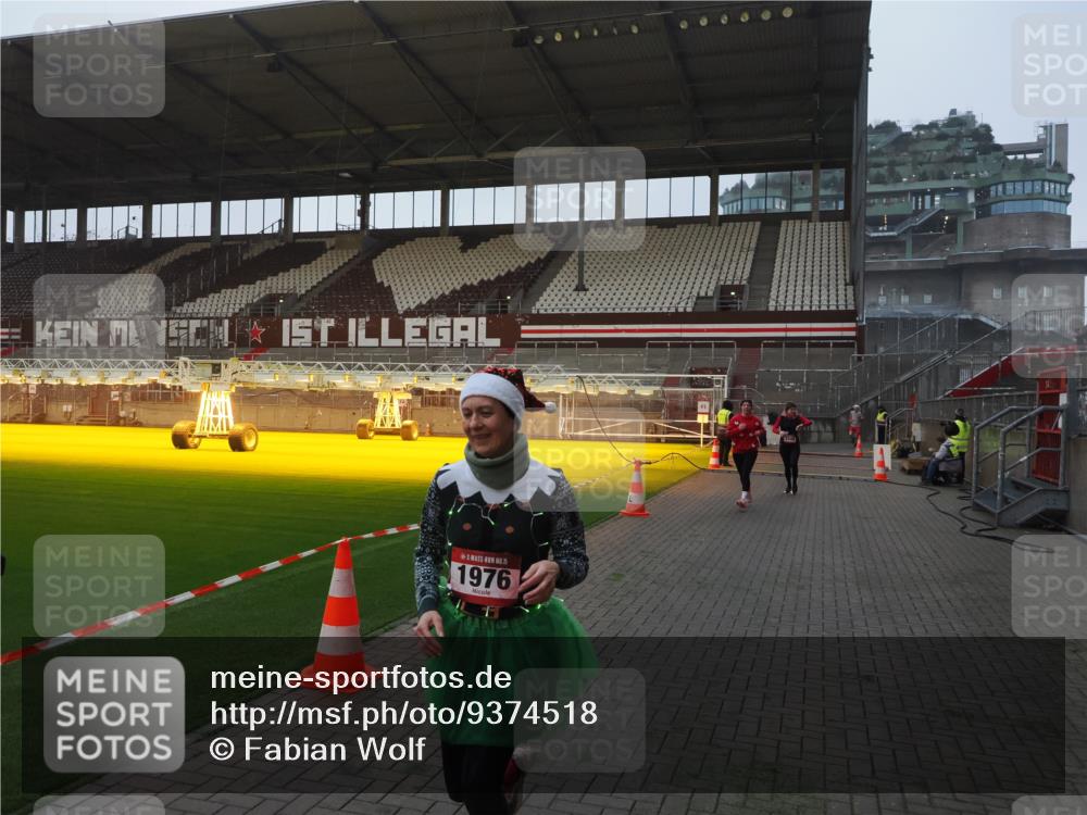 07.12.2025 - St. Pauli X-Mass-Run No. 15 Fabian Wolf http://msf.ph/oto/9374518 07.12.2025 10:00:35 Ziel 855, 1418, 1976, 2348, 3336 meine-sportfotos.de