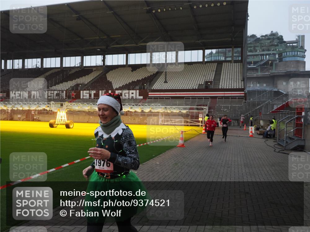 07.12.2025 - St. Pauli X-Mass-Run No. 15 Fabian Wolf http://msf.ph/oto/9374521 07.12.2025 10:00:35 Ziel 855, 1418, 1976, 2348, 3336 meine-sportfotos.de