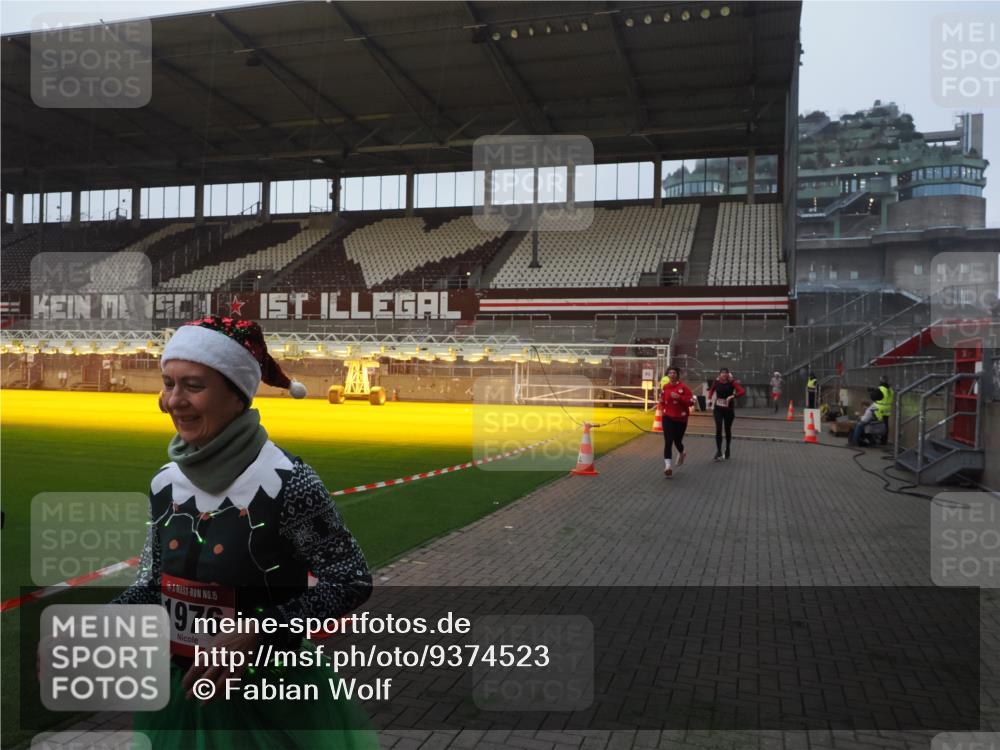 07.12.2025 - St. Pauli X-Mass-Run No. 15 Fabian Wolf http://msf.ph/oto/9374523 07.12.2025 10:00:35 Ziel 855, 1418, 1976, 2348, 3336 meine-sportfotos.de
