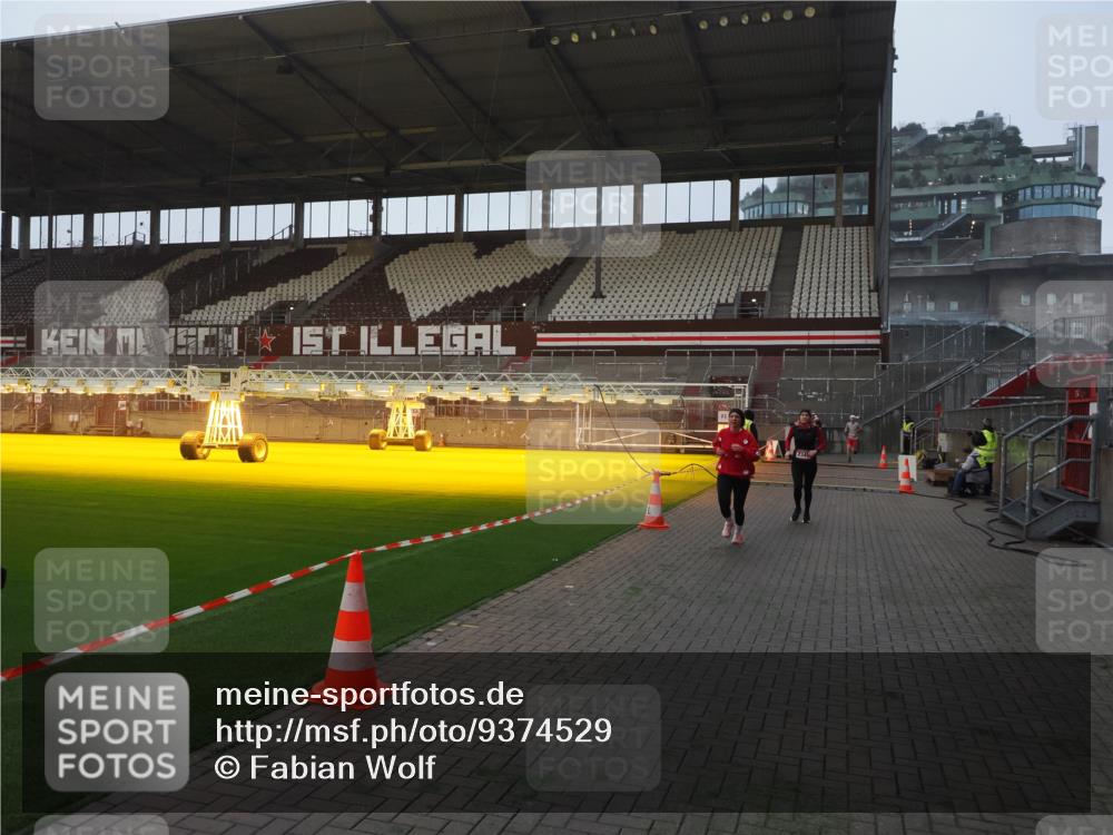 07.12.2025 - St. Pauli X-Mass-Run No. 15 Fabian Wolf http://msf.ph/oto/9374529 07.12.2025 10:00:36 Ziel 855, 1418, 1976, 2348, 3336 meine-sportfotos.de