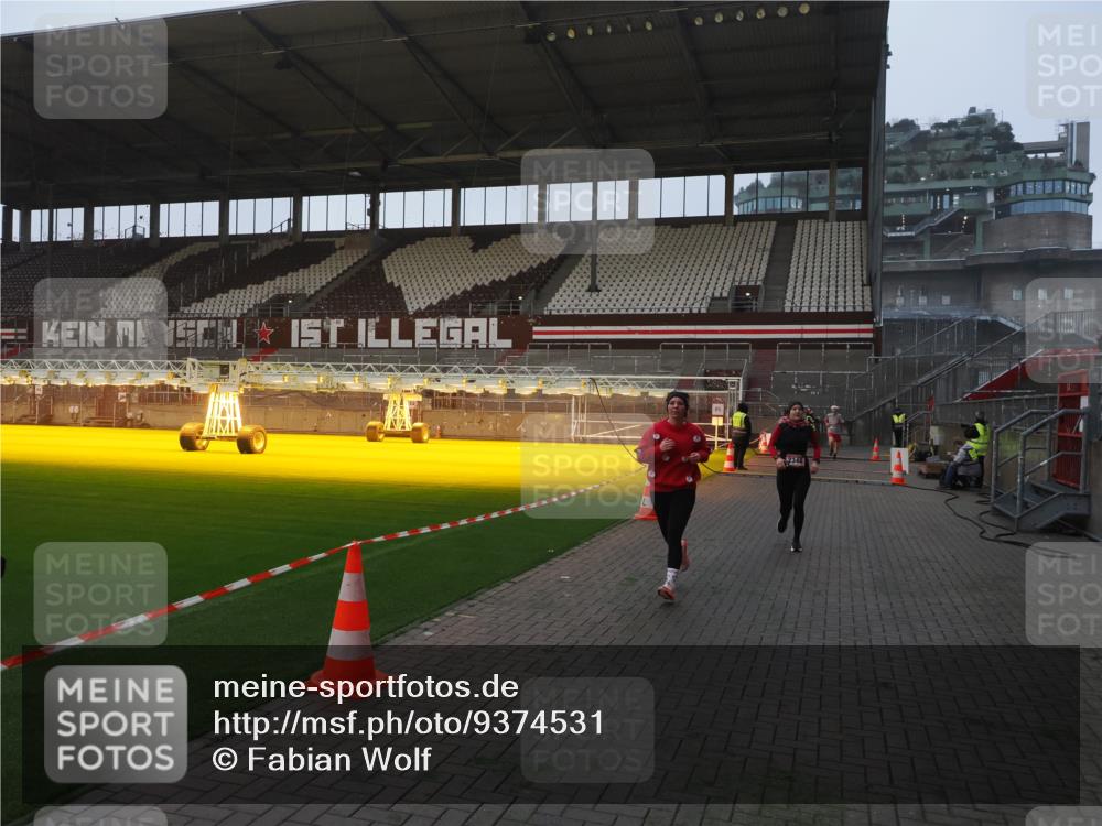 07.12.2025 - St. Pauli X-Mass-Run No. 15 Fabian Wolf http://msf.ph/oto/9374531 07.12.2025 10:00:37 Ziel 855, 1418, 1976, 2348 meine-sportfotos.de