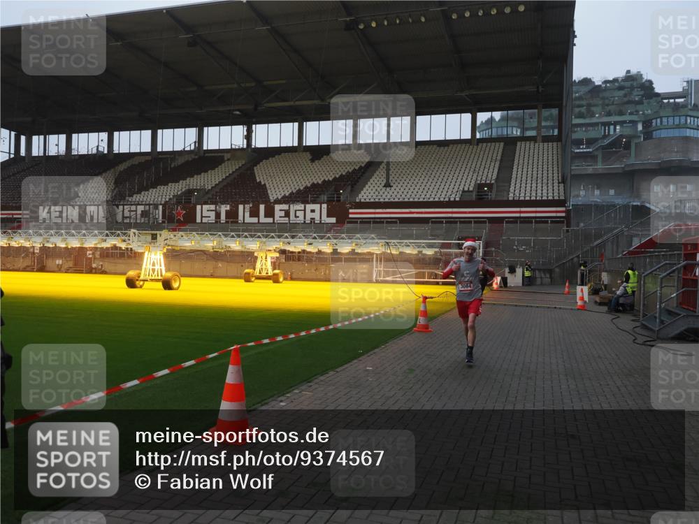 07.12.2025 - St. Pauli X-Mass-Run No. 15 Fabian Wolf http://msf.ph/oto/9374567 07.12.2025 10:00:43 Ziel 855, 1418, 1976, 2348, 3084 meine-sportfotos.de