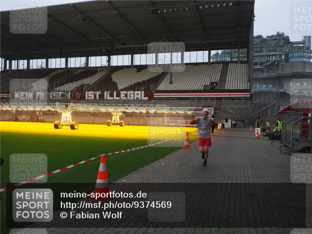 07.12.2025 - St. Pauli X-Mass-Run No. 15 Fabian Wolf http://msf.ph/oto/9374569 07.12.2025 10:00:44 Ziel 855, 1418, 1976, 2348, 3084 meine-sportfotos.de