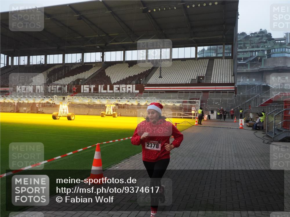 07.12.2025 - St. Pauli X-Mass-Run No. 15 Fabian Wolf http://msf.ph/oto/9374617 07.12.2025 10:01:00 Ziel 1050, 2378 meine-sportfotos.de