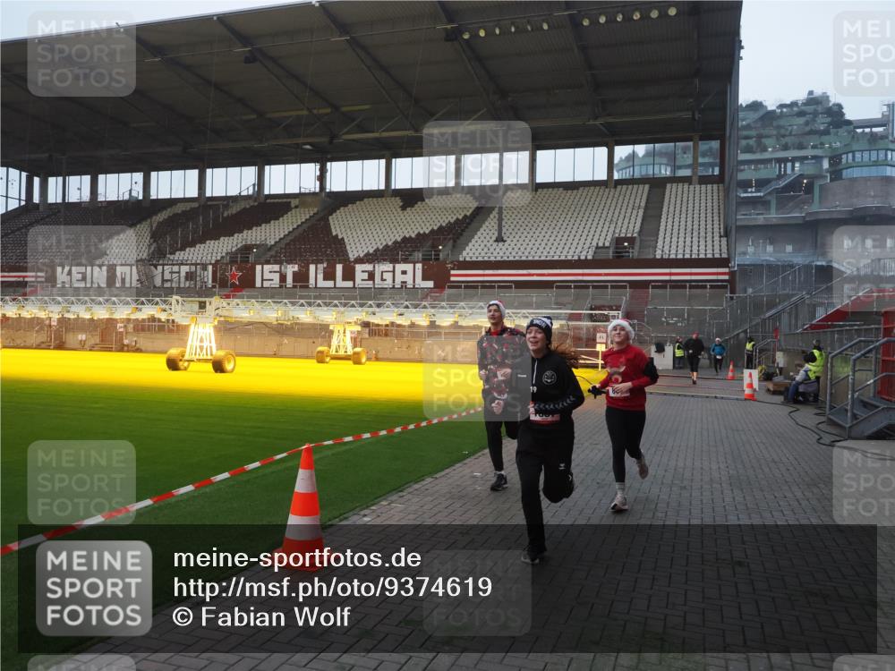 07.12.2025 - St. Pauli X-Mass-Run No. 15 Fabian Wolf http://msf.ph/oto/9374619 07.12.2025 10:01:08 Ziel 801, 1050, 1887, 1892, 2378, 2528 meine-sportfotos.de