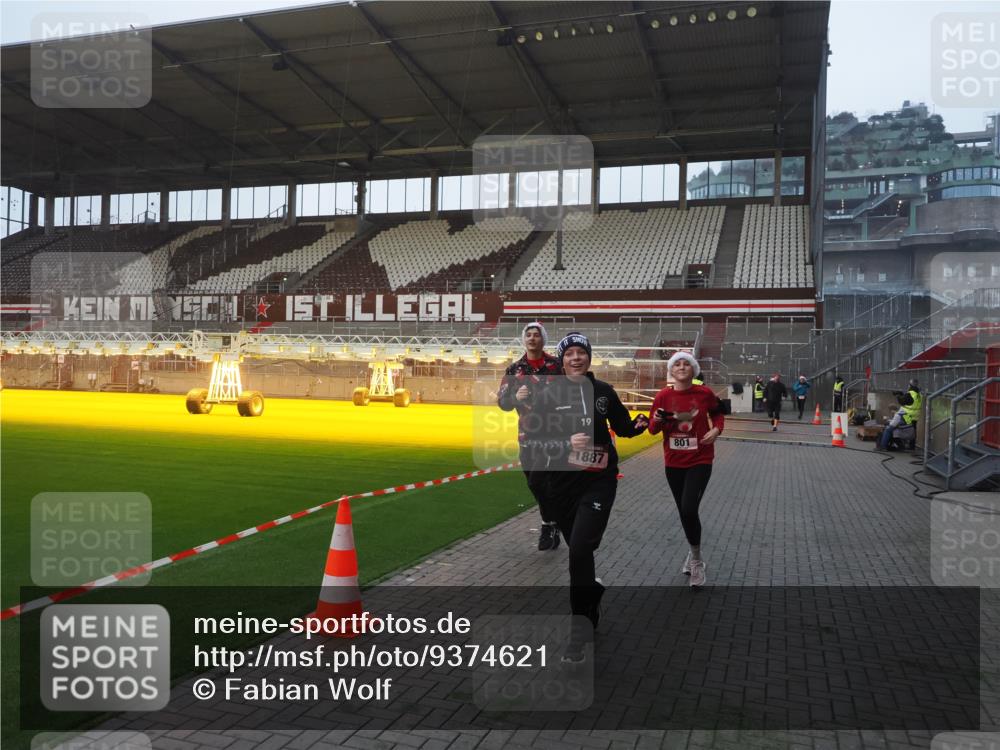 07.12.2025 - St. Pauli X-Mass-Run No. 15 Fabian Wolf http://msf.ph/oto/9374621 07.12.2025 10:01:08 Ziel 801, 1050, 1887, 1892, 2378, 2528 meine-sportfotos.de
