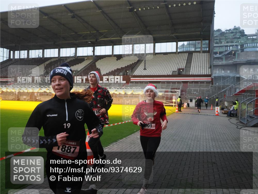 07.12.2025 - St. Pauli X-Mass-Run No. 15 Fabian Wolf http://msf.ph/oto/9374629 07.12.2025 10:01:09 Ziel 801, 1050, 1887, 1892, 2378, 2528 meine-sportfotos.de