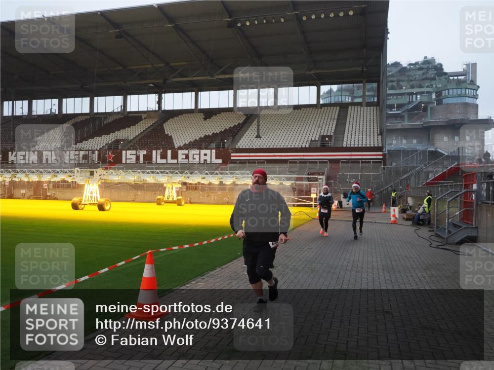 07.12.2025 - St. Pauli X-Mass-Run No. 15 Fabian Wolf http://msf.ph/oto/9374641 07.12.2025 10:01:16 Ziel 780, 783, 801, 1887, 1892, 2528 meine-sportfotos.de