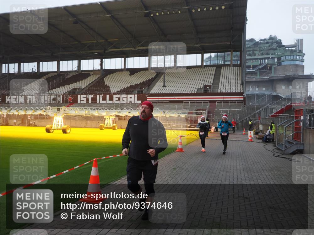 07.12.2025 - St. Pauli X-Mass-Run No. 15 Fabian Wolf http://msf.ph/oto/9374646 07.12.2025 10:01:16 Ziel 780, 783, 801, 1887, 1892, 2528 meine-sportfotos.de
