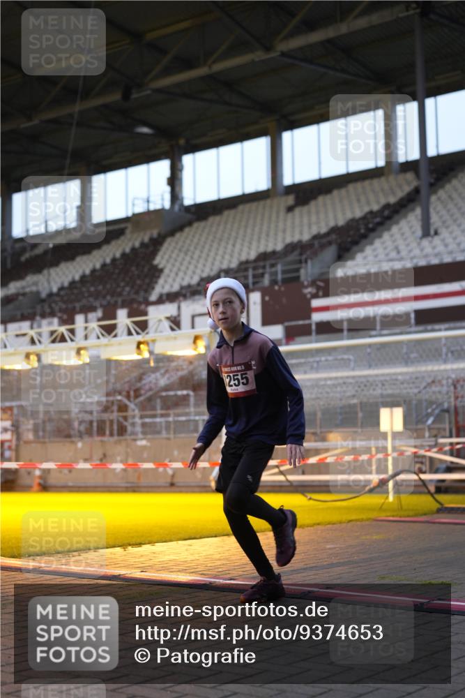 07.12.2025 - St. Pauli X-Mass-Run No. 15 Patografie http://msf.ph/oto/9374653 07.12.2025 09:56:26 Ziel 3255 meine-sportfotos.de