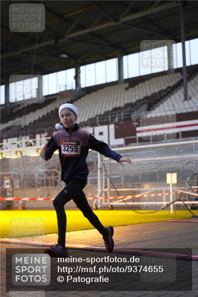 07.12.2025 - St. Pauli X-Mass-Run No. 15 Patografie http://msf.ph/oto/9374655 07.12.2025 09:56:26 Ziel 3255 meine-sportfotos.de
