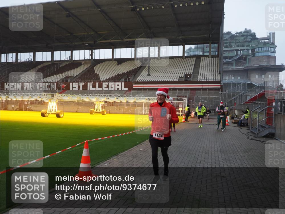 07.12.2025 - St. Pauli X-Mass-Run No. 15 Fabian Wolf http://msf.ph/oto/9374677 07.12.2025 10:01:26 Ziel 118, 393, 780, 783, 1124, 1294, 1760, 2528, 3187 meine-sportfotos.de