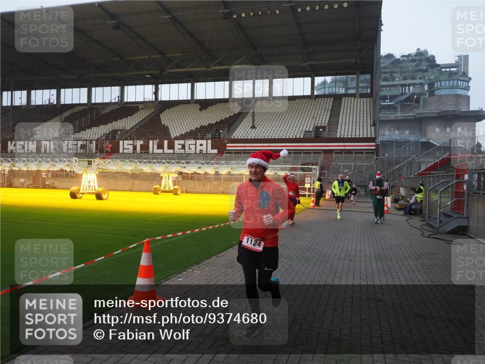 07.12.2025 - St. Pauli X-Mass-Run No. 15 Fabian Wolf http://msf.ph/oto/9374680 07.12.2025 10:01:26 Ziel 118, 393, 780, 783, 1124, 1294, 1760, 2528, 3187 meine-sportfotos.de