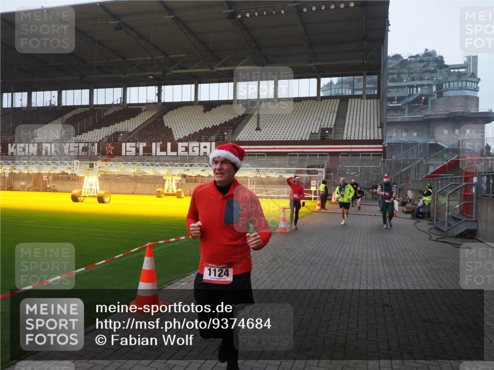 07.12.2025 - St. Pauli X-Mass-Run No. 15 Fabian Wolf http://msf.ph/oto/9374684 07.12.2025 10:01:26 Ziel 118, 393, 780, 783, 1124, 1294, 1760, 2528, 3187 meine-sportfotos.de