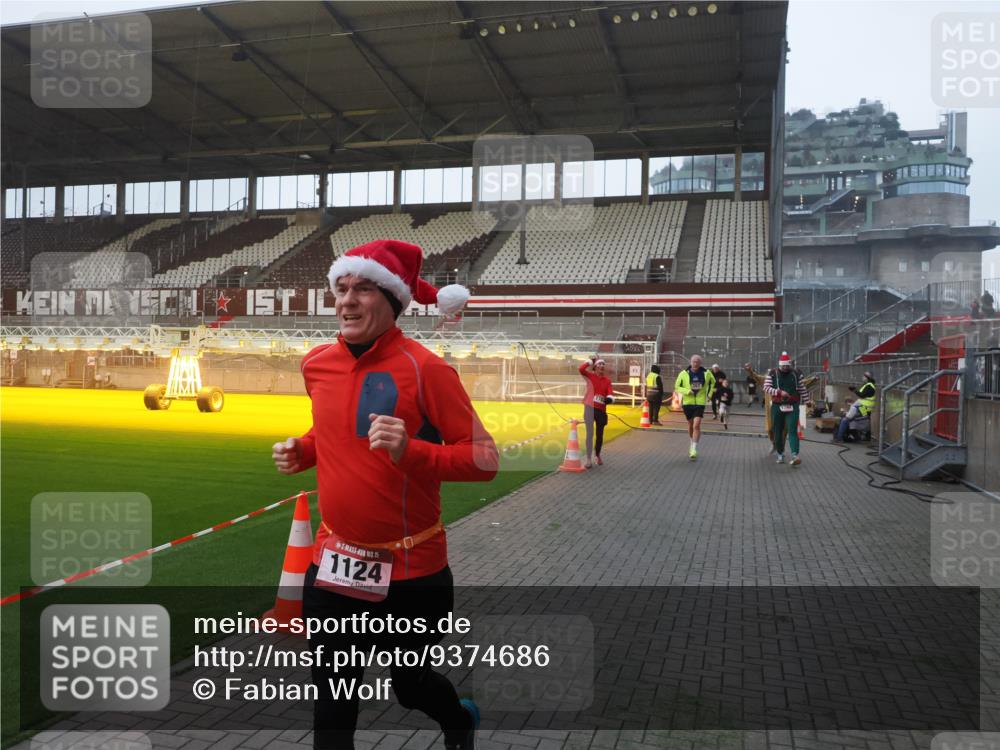 07.12.2025 - St. Pauli X-Mass-Run No. 15 Fabian Wolf http://msf.ph/oto/9374686 07.12.2025 10:01:26 Ziel 118, 393, 780, 783, 1124, 1294, 1760, 2528, 3187 meine-sportfotos.de