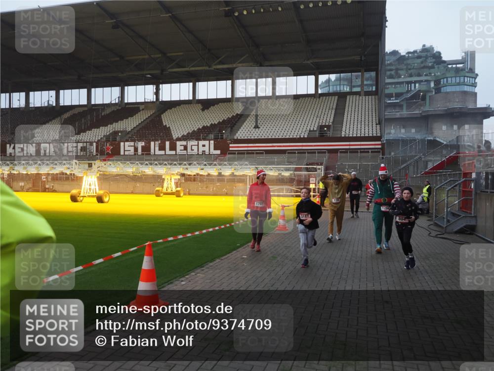 07.12.2025 - St. Pauli X-Mass-Run No. 15 Fabian Wolf http://msf.ph/oto/9374709 07.12.2025 10:01:31 Ziel 118, 393, 780, 783, 804, 1124, 1294, 1760, 3187, 3580, 3582, 3629, 3878 meine-sportfotos.de