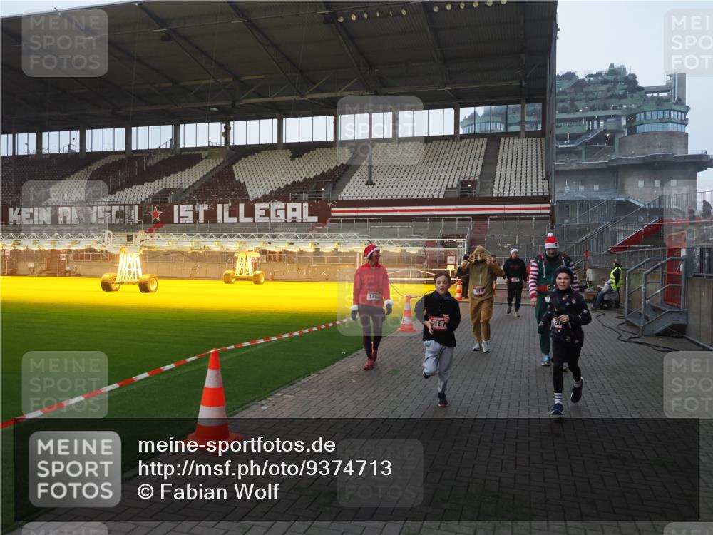 07.12.2025 - St. Pauli X-Mass-Run No. 15 Fabian Wolf http://msf.ph/oto/9374713 07.12.2025 10:01:31 Ziel 118, 393, 780, 783, 804, 1124, 1294, 1760, 3187, 3580, 3582, 3629, 3878 meine-sportfotos.de