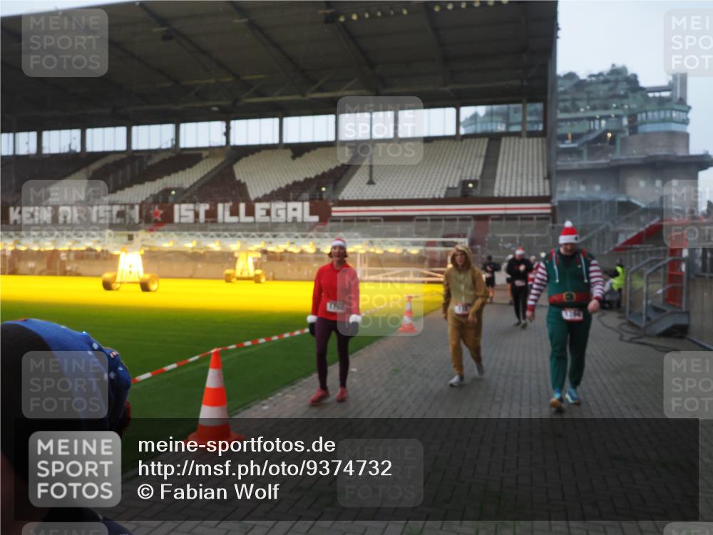 07.12.2025 - St. Pauli X-Mass-Run No. 15 Fabian Wolf http://msf.ph/oto/9374732 07.12.2025 10:01:33 Ziel 118, 393, 804, 1124, 1294, 1724, 1760, 3187, 3580, 3582, 3629, 3878 meine-sportfotos.de