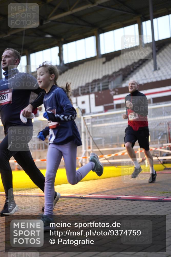 07.12.2025 - St. Pauli X-Mass-Run No. 15 Patografie http://msf.ph/oto/9374759 07.12.2025 09:58:18 Ziel 238, 261, 1173, 1633, 1774, 2205, 3405, 3515, 4031, 4206 meine-sportfotos.de