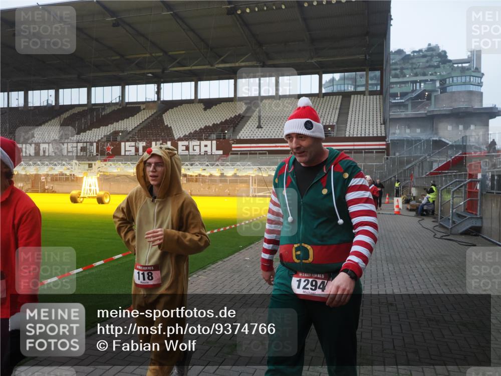 07.12.2025 - St. Pauli X-Mass-Run No. 15 Fabian Wolf http://msf.ph/oto/9374766 07.12.2025 10:01:36 Ziel 118, 393, 804, 1124, 1294, 1724, 1760, 1859, 2681, 3187, 3580, 3582, 3629, 3878 meine-sportfotos.de