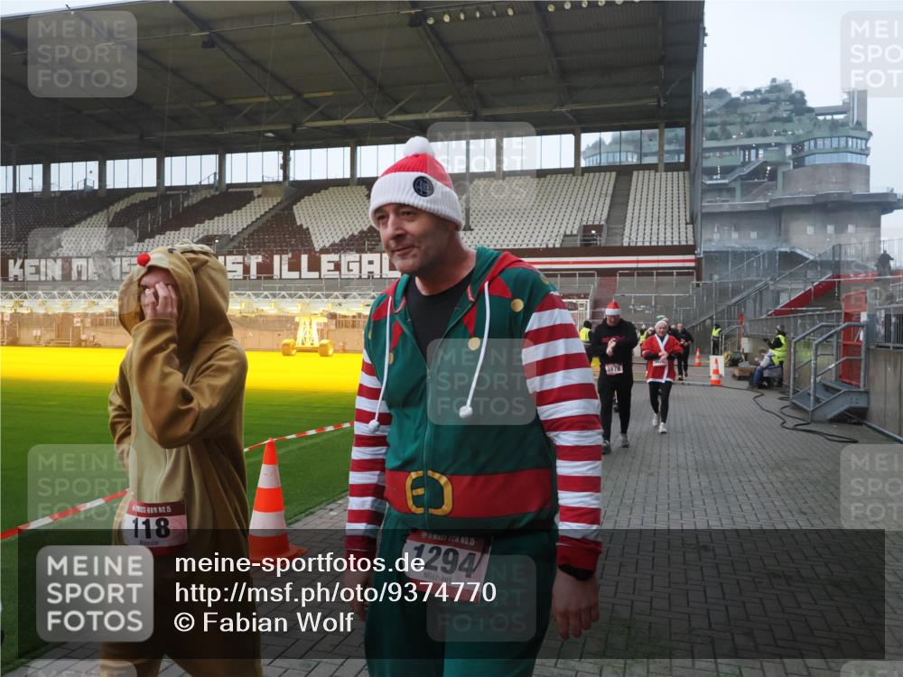 07.12.2025 - St. Pauli X-Mass-Run No. 15 Fabian Wolf http://msf.ph/oto/9374770 07.12.2025 10:01:37 Ziel 118, 393, 804, 1124, 1294, 1724, 1760, 1859, 2167, 2681, 3187, 3580, 3582, 3629, 3878 meine-sportfotos.de