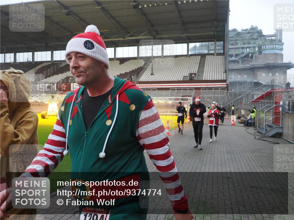 07.12.2025 - St. Pauli X-Mass-Run No. 15 Fabian Wolf http://msf.ph/oto/9374774 07.12.2025 10:01:37 Ziel 118, 393, 804, 1124, 1294, 1724, 1760, 1859, 2167, 2681, 3187, 3580, 3582, 3629, 3878 meine-sportfotos.de