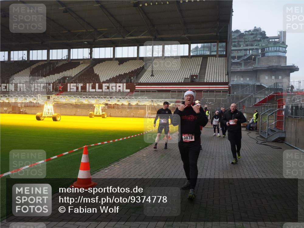 07.12.2025 - St. Pauli X-Mass-Run No. 15 Fabian Wolf http://msf.ph/oto/9374778 07.12.2025 10:01:40 Ziel 118, 393, 804, 959, 1294, 1724, 1760, 1859, 2167, 2681, 3187, 3580, 3582, 3629, 3878 meine-sportfotos.de