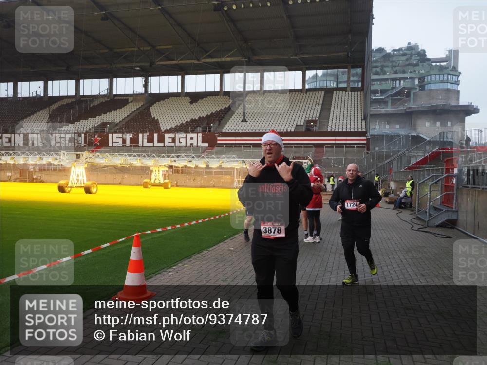 07.12.2025 - St. Pauli X-Mass-Run No. 15 Fabian Wolf http://msf.ph/oto/9374787 07.12.2025 10:01:41 Ziel 118, 393, 804, 959, 1294, 1724, 1760, 1859, 2167, 2681, 3187, 3580, 3582, 3629, 3878 meine-sportfotos.de