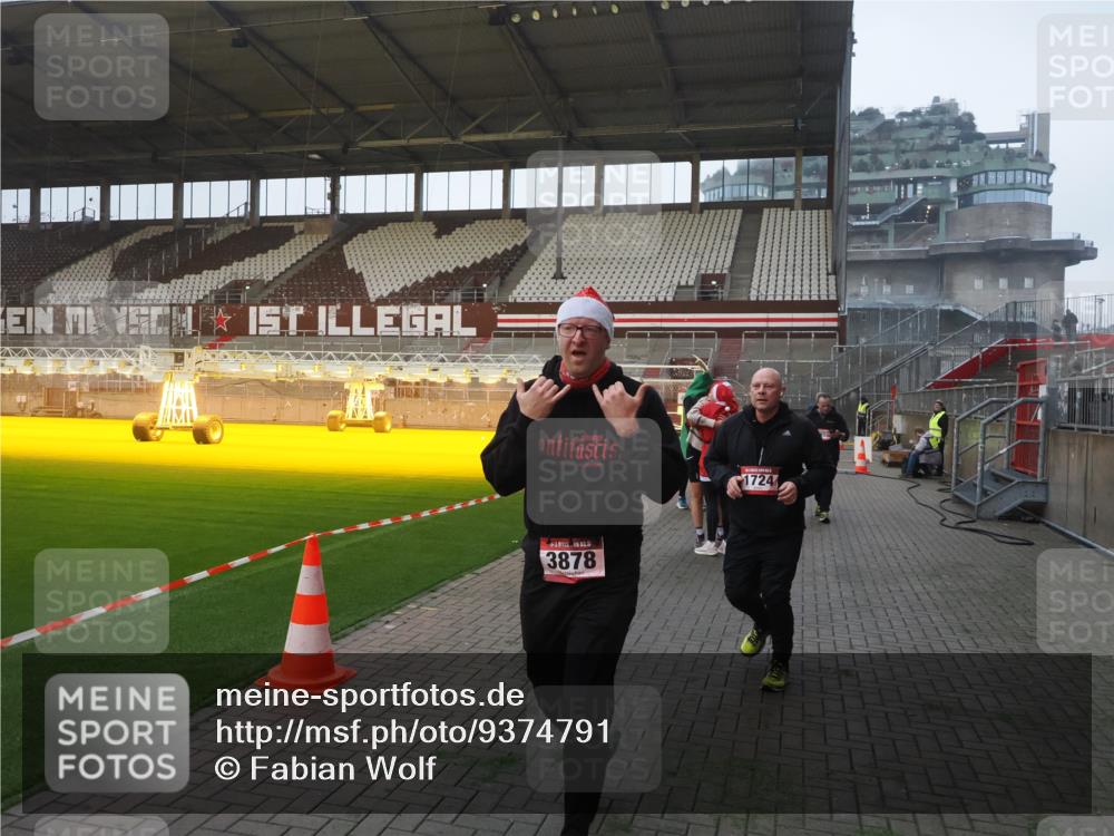 07.12.2025 - St. Pauli X-Mass-Run No. 15 Fabian Wolf http://msf.ph/oto/9374791 07.12.2025 10:01:42 Ziel 118, 393, 804, 959, 1724, 1859, 2167, 2681, 3187, 3580, 3582, 3629, 3878 meine-sportfotos.de