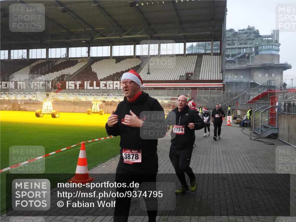 07.12.2025 - St. Pauli X-Mass-Run No. 15 Fabian Wolf http://msf.ph/oto/9374795 07.12.2025 10:01:42 Ziel 118, 393, 804, 959, 1724, 1859, 2167, 2681, 3187, 3580, 3582, 3629, 3878 meine-sportfotos.de