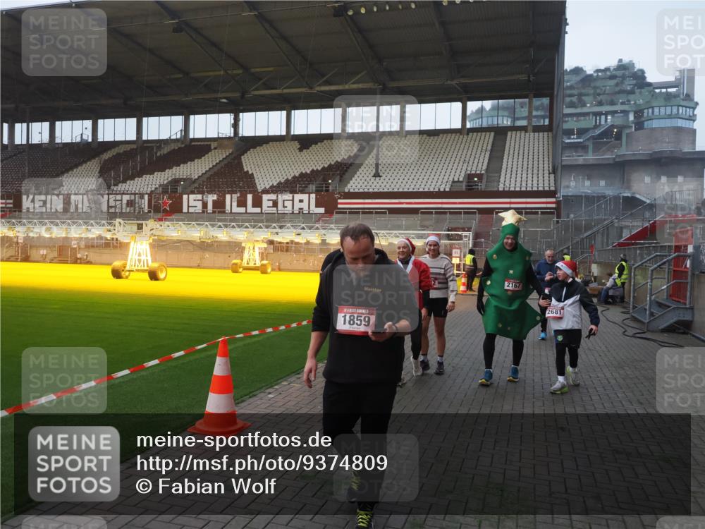 07.12.2025 - St. Pauli X-Mass-Run No. 15 Fabian Wolf http://msf.ph/oto/9374809 07.12.2025 10:01:47 Ziel 804, 959, 1724, 1859, 2167, 2681, 3580, 3582, 3629, 3878 meine-sportfotos.de