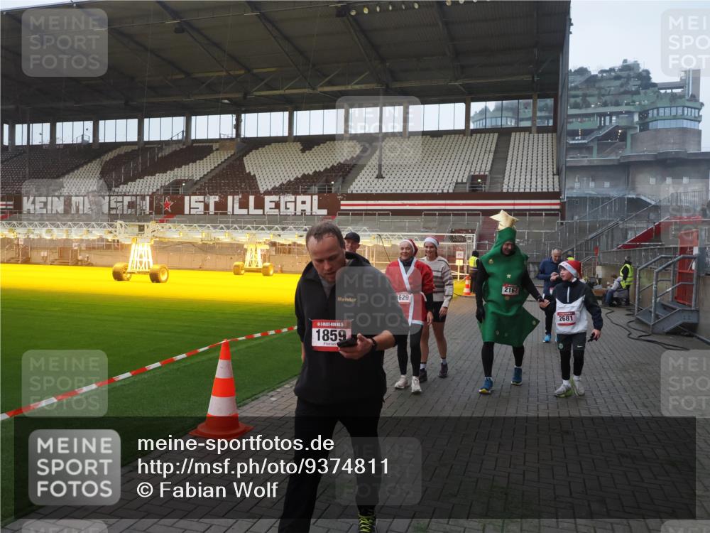 07.12.2025 - St. Pauli X-Mass-Run No. 15 Fabian Wolf http://msf.ph/oto/9374811 07.12.2025 10:01:47 Ziel 804, 959, 1724, 1859, 2167, 2681, 3580, 3582, 3629, 3878 meine-sportfotos.de