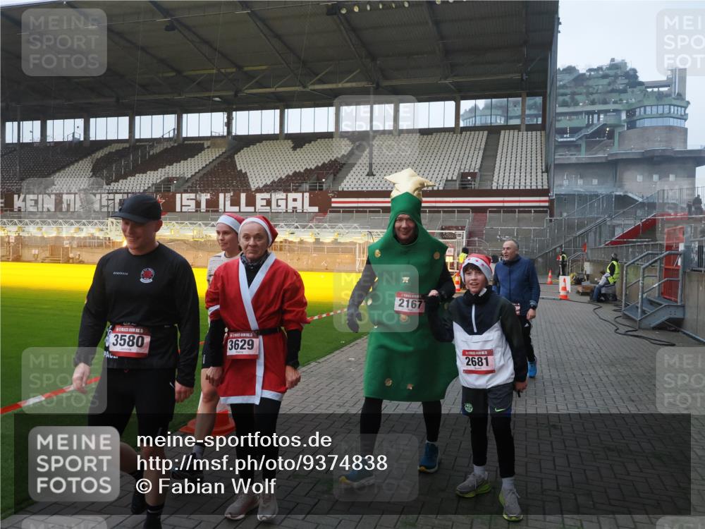 07.12.2025 - St. Pauli X-Mass-Run No. 15 Fabian Wolf http://msf.ph/oto/9374838 07.12.2025 10:01:51 Ziel 959, 1724, 1859, 2167, 2681, 3580, 3582, 3629 meine-sportfotos.de