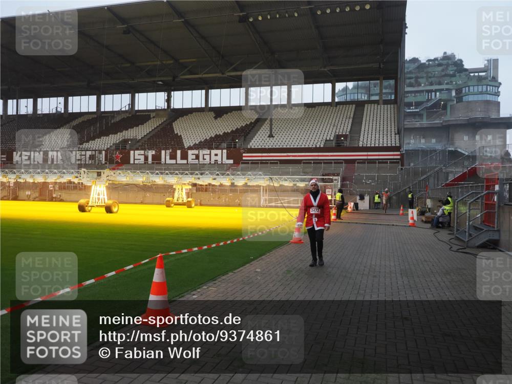 07.12.2025 - St. Pauli X-Mass-Run No. 15 Fabian Wolf http://msf.ph/oto/9374861 07.12.2025 10:02:04 Ziel 2472 meine-sportfotos.de