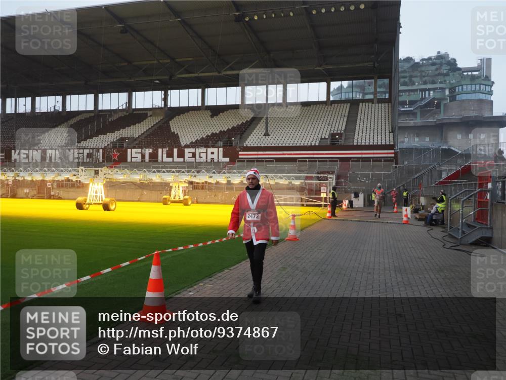 07.12.2025 - St. Pauli X-Mass-Run No. 15 Fabian Wolf http://msf.ph/oto/9374867 07.12.2025 10:02:06 Ziel 1934, 2472 meine-sportfotos.de