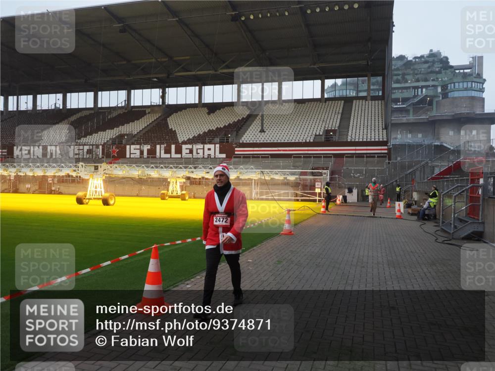 07.12.2025 - St. Pauli X-Mass-Run No. 15 Fabian Wolf http://msf.ph/oto/9374871 07.12.2025 10:02:06 Ziel 1934, 2472 meine-sportfotos.de