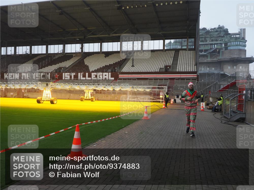 07.12.2025 - St. Pauli X-Mass-Run No. 15 Fabian Wolf http://msf.ph/oto/9374883 07.12.2025 10:02:11 Ziel 1934, 2472, 3944 meine-sportfotos.de