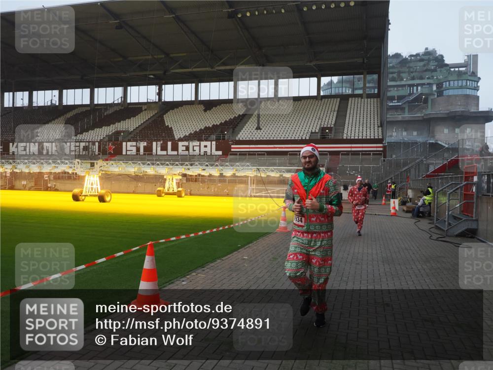 07.12.2025 - St. Pauli X-Mass-Run No. 15 Fabian Wolf http://msf.ph/oto/9374891 07.12.2025 10:02:12 Ziel 1934, 2472, 3944 meine-sportfotos.de