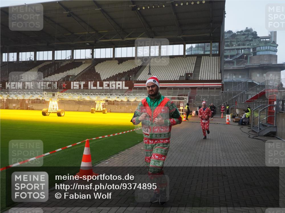 07.12.2025 - St. Pauli X-Mass-Run No. 15 Fabian Wolf http://msf.ph/oto/9374895 07.12.2025 10:02:13 Ziel 1934, 2472, 2923, 3944 meine-sportfotos.de