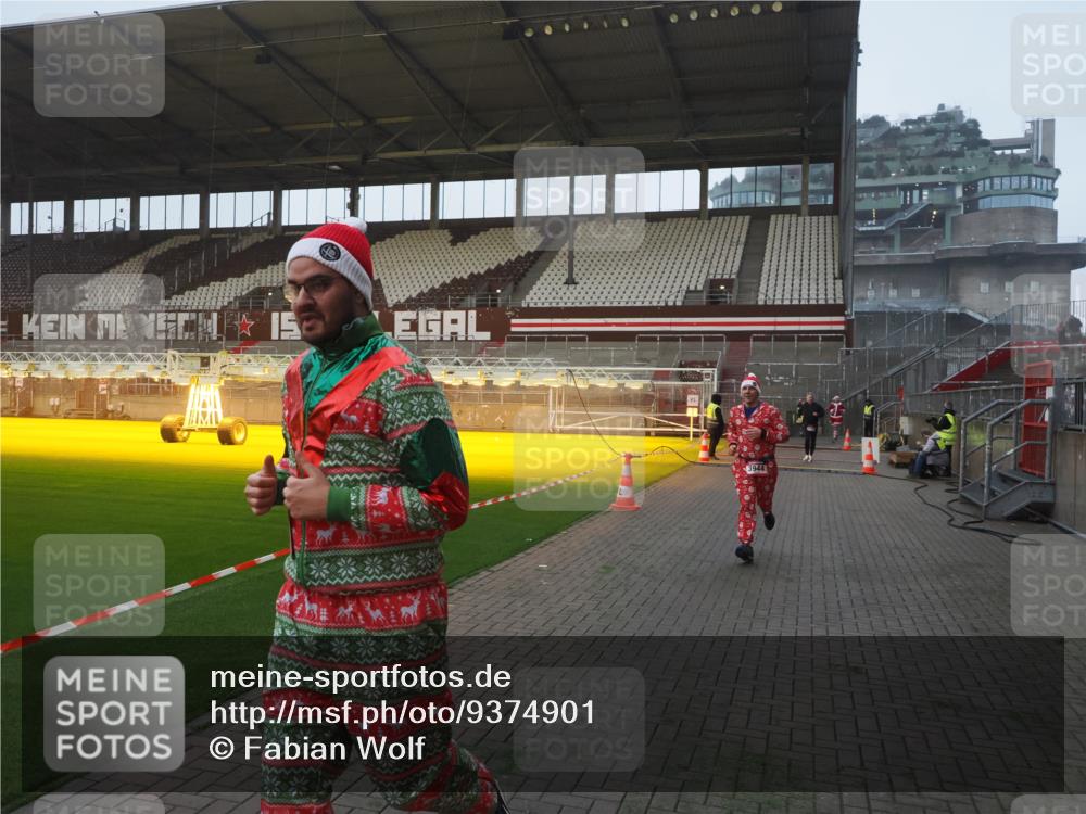 07.12.2025 - St. Pauli X-Mass-Run No. 15 Fabian Wolf http://msf.ph/oto/9374901 07.12.2025 10:02:13 Ziel 1934, 2472, 2923, 3944 meine-sportfotos.de