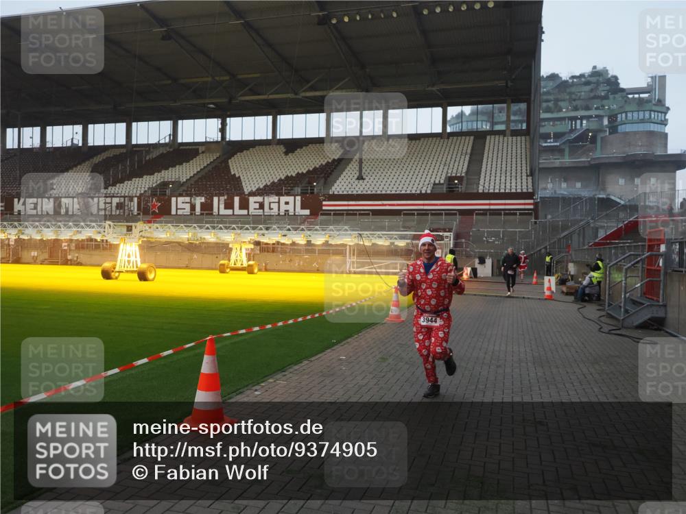 07.12.2025 - St. Pauli X-Mass-Run No. 15 Fabian Wolf http://msf.ph/oto/9374905 07.12.2025 10:02:14 Ziel 1934, 2472, 2923, 3944 meine-sportfotos.de
