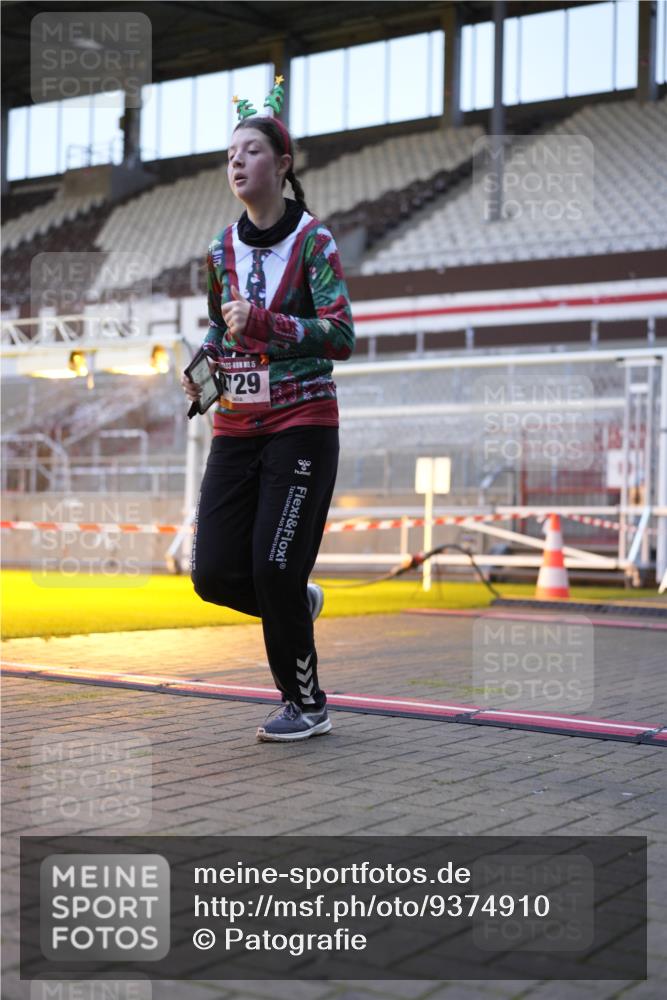 07.12.2025 - St. Pauli X-Mass-Run No. 15 Patografie http://msf.ph/oto/9374910 07.12.2025 09:59:42 Ziel 488, 910, 911, 934, 1112, 1763, 2186, 2729, 2964, 3513, 4051, 4052, 4465 meine-sportfotos.de