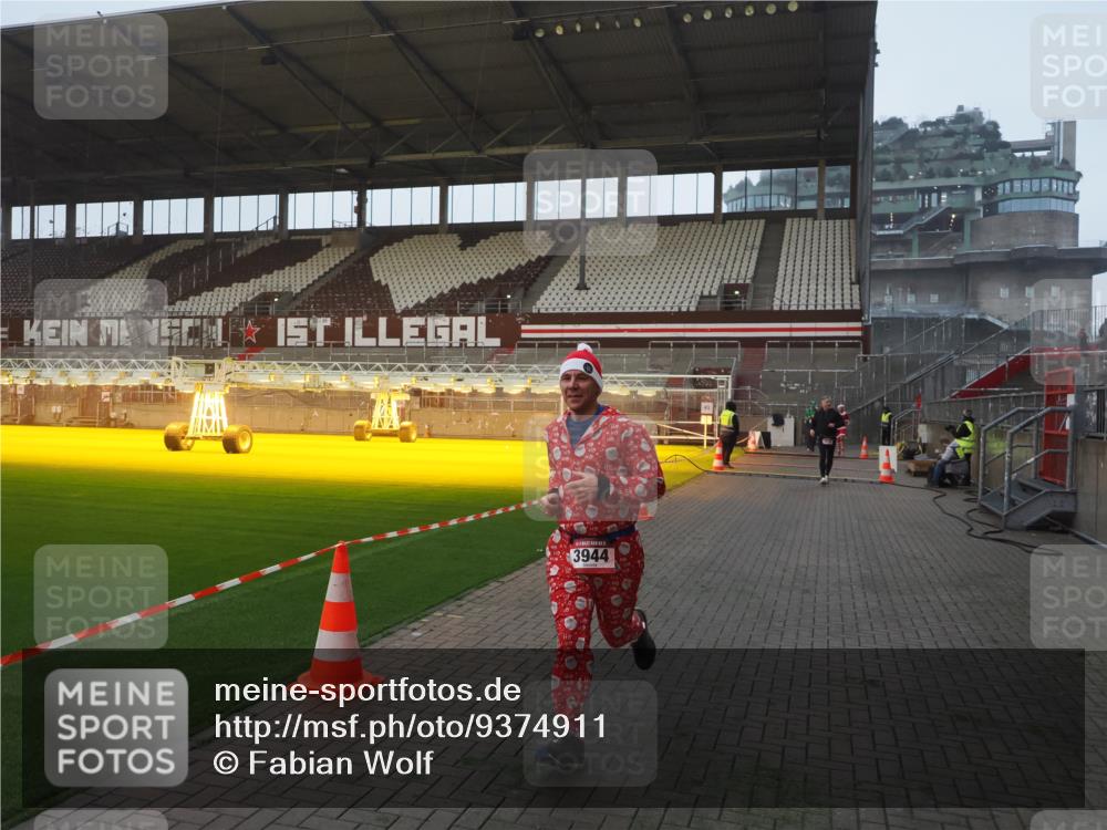 07.12.2025 - St. Pauli X-Mass-Run No. 15 Fabian Wolf http://msf.ph/oto/9374911 07.12.2025 10:02:15 Ziel 1934, 2472, 2923, 3944 meine-sportfotos.de