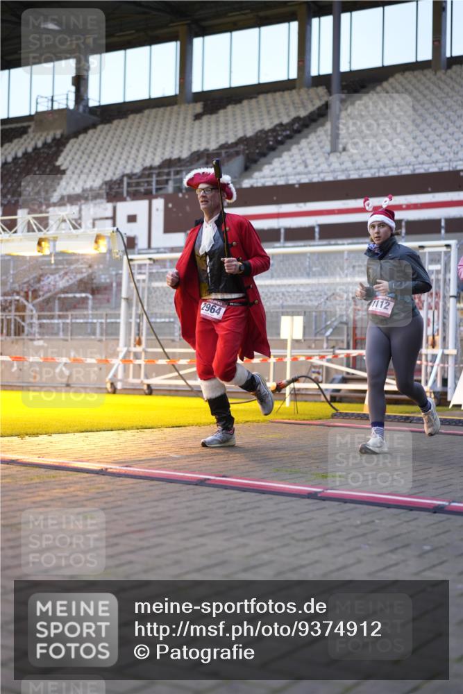 07.12.2025 - St. Pauli X-Mass-Run No. 15 Patografie http://msf.ph/oto/9374912 07.12.2025 09:59:44 Ziel 488, 910, 911, 934, 1112, 1763, 2186, 2729, 2964, 3513, 4051, 4052, 4465 meine-sportfotos.de