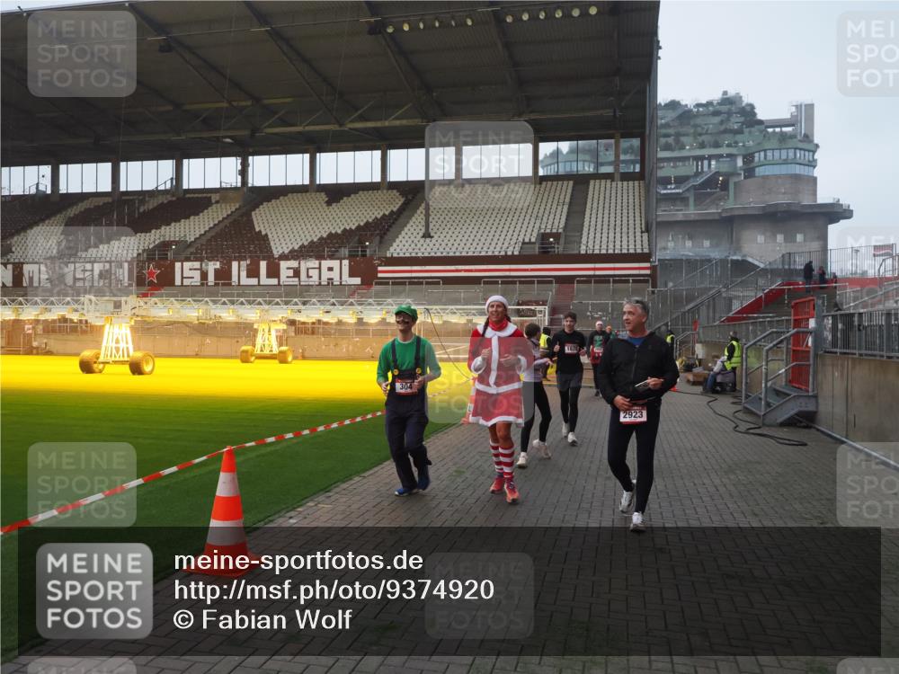 07.12.2025 - St. Pauli X-Mass-Run No. 15 Fabian Wolf http://msf.ph/oto/9374920 07.12.2025 10:02:25 Ziel 63, 304, 1105, 1828, 1829, 1934, 2604, 2923, 3944 meine-sportfotos.de
